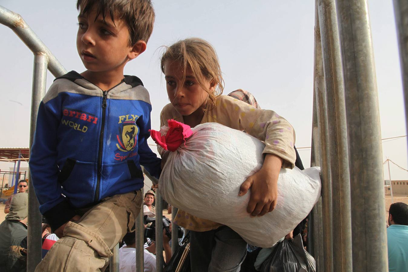 Dos niños embarcan en un transporte. 