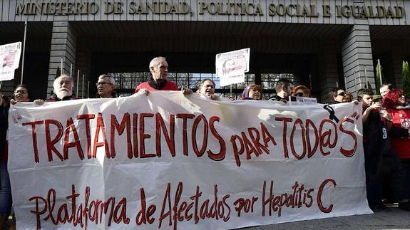 Manifestación para extender los tratamientos a todos los afectados por la hepatitis.