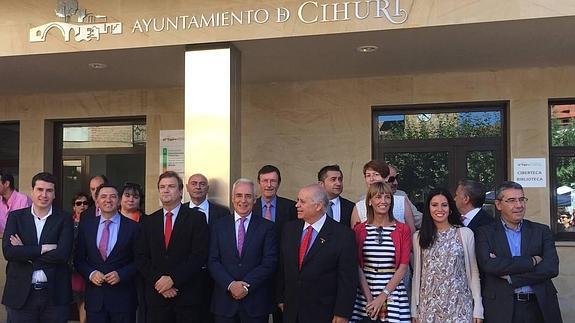 Autoridades en la inauguración de la ampliación del Ayuntamiento de Cihuri. 