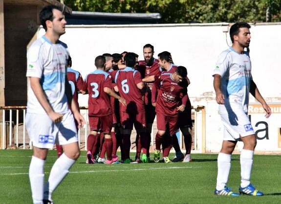 Los jugadores del Haro celebran su primer gol en Sendero, en el primer minuto de partido. :: díaz uriel