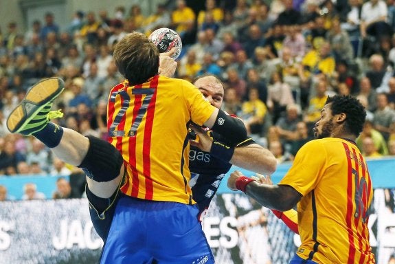 Viran Morros detiene el avance de Rafa Baena. :: efe