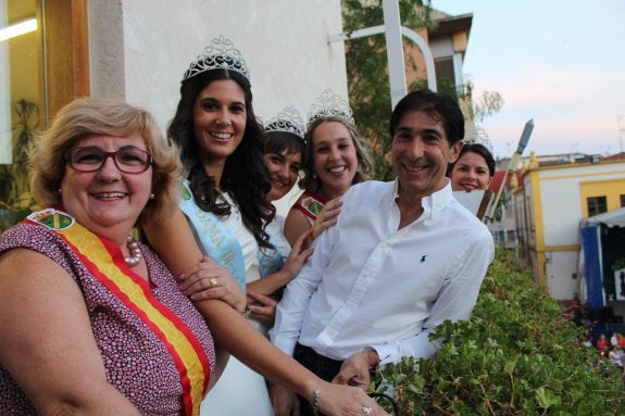 Las reinas de las fiestas junto al alcalde, Carlos Paul, y la alcaldesa festera. :: m.f.