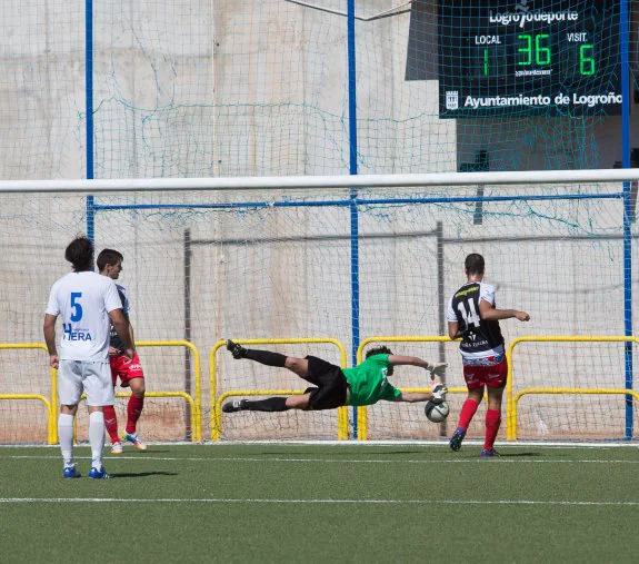 Ignacio anota el séptimo gol del Varea en la mañana de ayer ante el Balsamaiso. :: sonia tercero