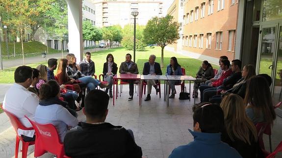 P.P. y Nuevas Generaciones explican su política de ayudas a un grupo de universitarios. 