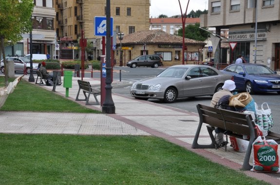 Los temporeros aguardan a que los contraten en la estación de autobuses y el juzgado. :: c.v.
