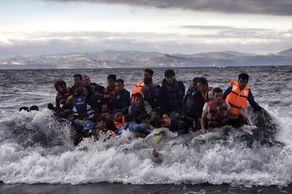 Un grupo de inmigrantes llega a la isla griega de Lesbos. :: ARIS MESSINIS / afp