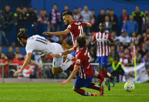 Gareth Bale vuela por los aires del Calderón durante el empate entre el Atlético y el Madrid. :: afp