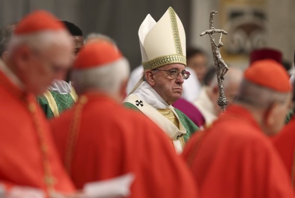 El papa Francisco llega, ayer, a la basílica de San Pedro para el inicio del sínodo. :: ALESSANDRO BIANCHI / reuters