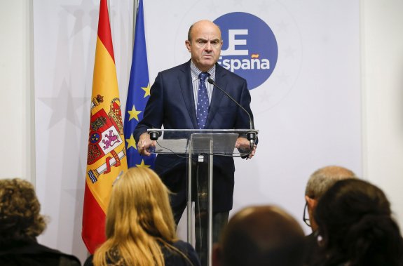 El ministro De Guindos, durante su comparecencia de ayer en Luxemburgo. :: JULIEN WARNAND / efe