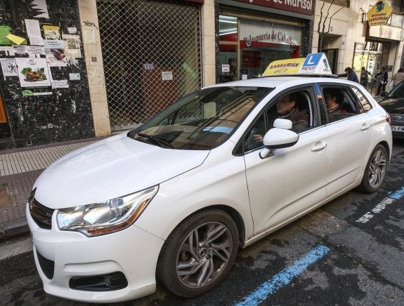 Profesor y alumnos, en el turismo de una autoescuela. :: Díaz Uriel