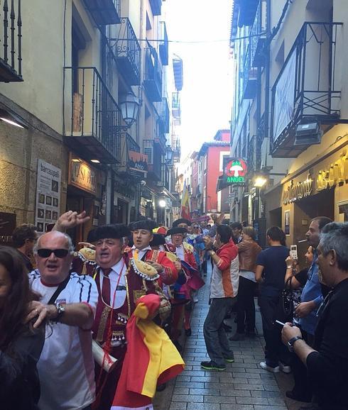 Las calles de Logroño se llenan de aficionados