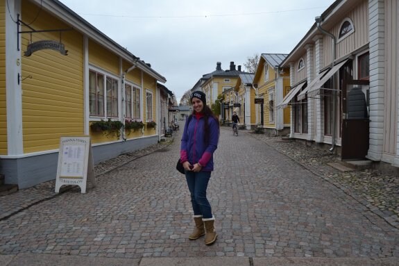 Sandra en la calle principal de la ciudad finlandesa de Porvoo. :: L. R.