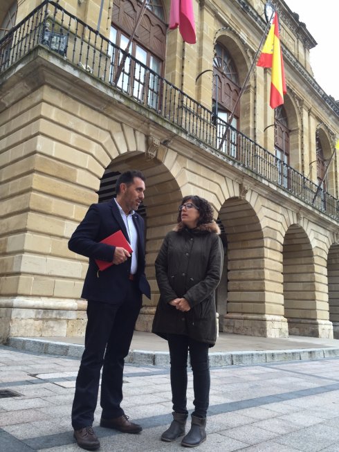 Jesús María García, junto a la alcaldesa, en la plaza de la Paz. :: lr