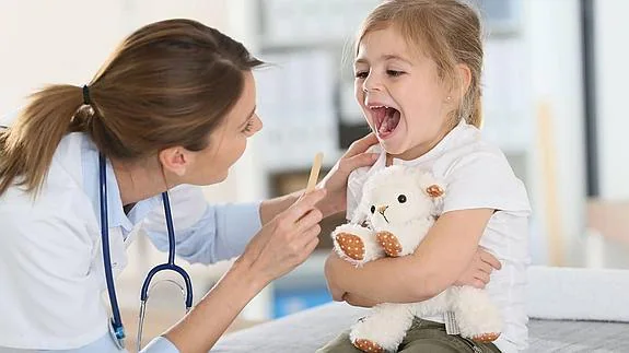 Una doctora examina a una niña. 