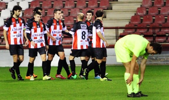 Los jugadores de la SDL festejan uno de sus cuatro goles de ayer