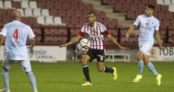 Adrián León controla el esférico en el partido ante el Compostela. :: justo rodríguez