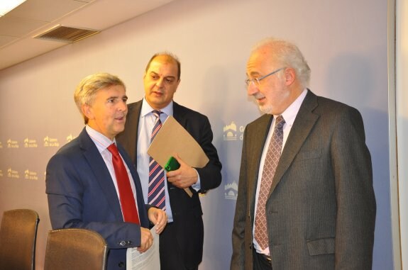 Eduardo Rodríguez Osés conversa con Lepoldo García y Vicente Cuadrado tras la rueda de prensa en Logroño. :: c.v.