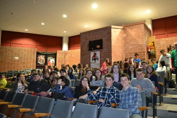 Estudiantes de hoy del instituto Rey don García, en el salón donde arrancó el cine club. :: p.j.p.