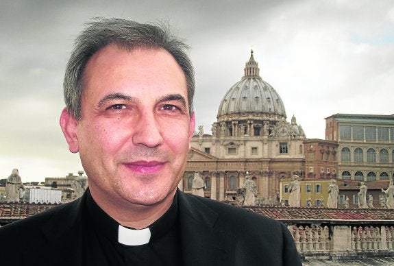 El riojano Lucio Vallejo Balda, de 54 años, llegó al Vaticano en 2011 con las expectativas de una prometedora carrera en la Curia. :: e. c.