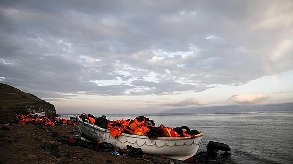 Una barca usada por refugiados en la isla griega de Lesbos