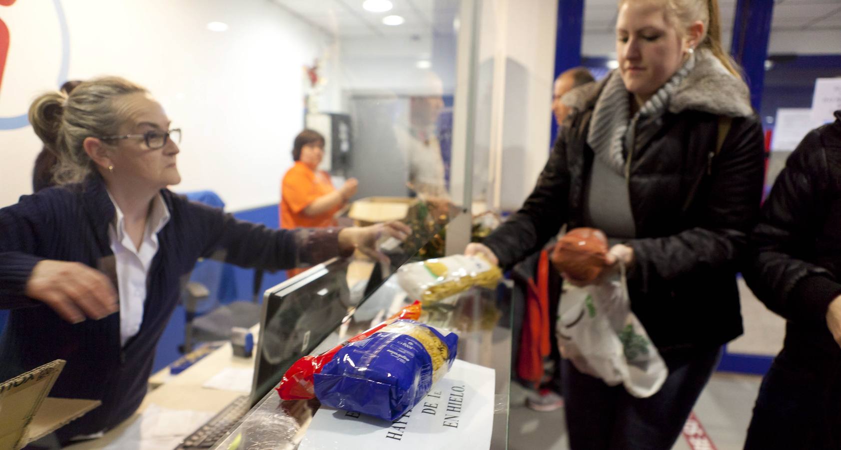 Campaña de entrega de un kilo de alimentos. 