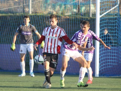 Borja conduce el balón pugnando con un rival. :: el norte de castilla
