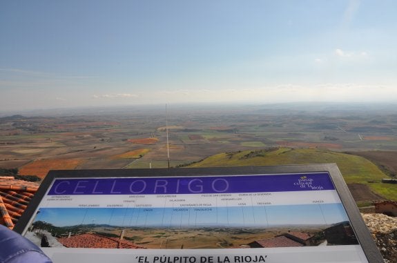 Desde Cellorigo hay unas vistas inmejorables de La Rioja. :: c.v.