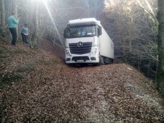 El tráiler frigorífico cargado de naranjas y mandarinas, en la pista forestal a la que llegó la noche del domingo. 