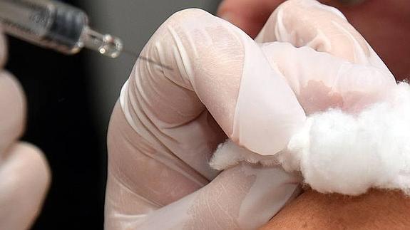 La Rioja recibe 10 vacunas semanales de meningitis B pese a la gran demanda