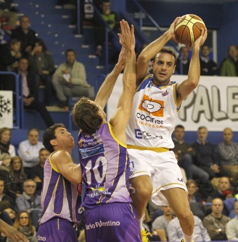 Galarreta intenta pasar el balón ante la defensa del Palencia. 