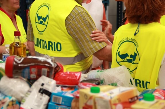 Voluntarios del Banco de Alimentos de Madrid participan en una campaña anterior. :: r. c.