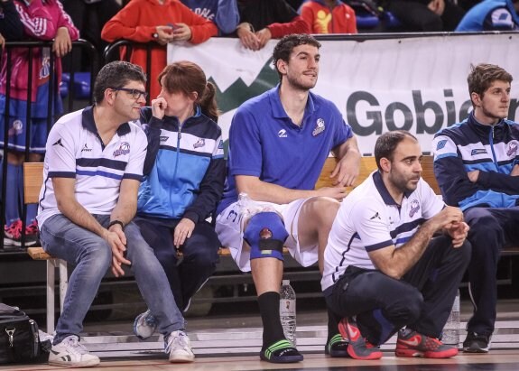 Adrián Laso, sentado en
el banquillo y con hielo
en su articulación tras
lesionarse ante Melilla.
:: fernando díaz
