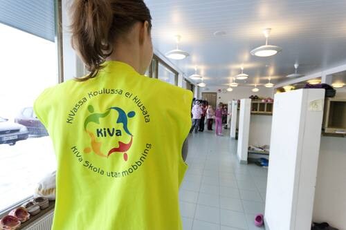 Una niña prota una camiseta con el logo de Kiva del proyecto de relaciones positivas implantado en Finlandia. 