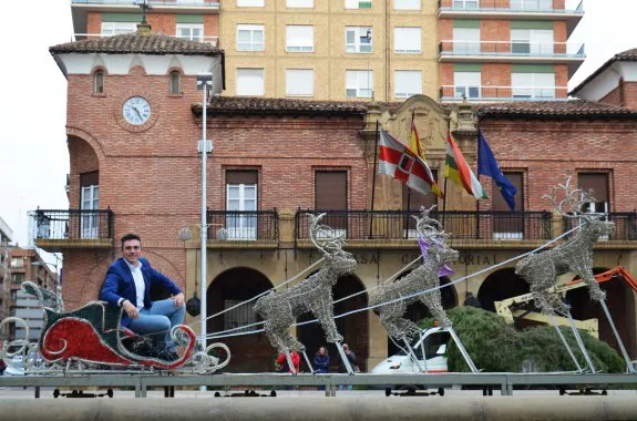 Óscar Eguizábal, en el trineo de Papá Noel que decora la fuente de la glorieta del Ayuntamiento de Calahorra. :: i.á. 