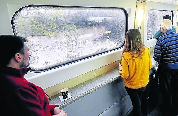 Varios pasajeros en el vagón cafetería del Intercity a Zaragoza a su paso por Alcanadre. 