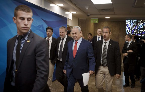 El primer ministro israelí Benjamín Netanyahu, a su llegada a la reunión semanal del gabinete. :: afp
