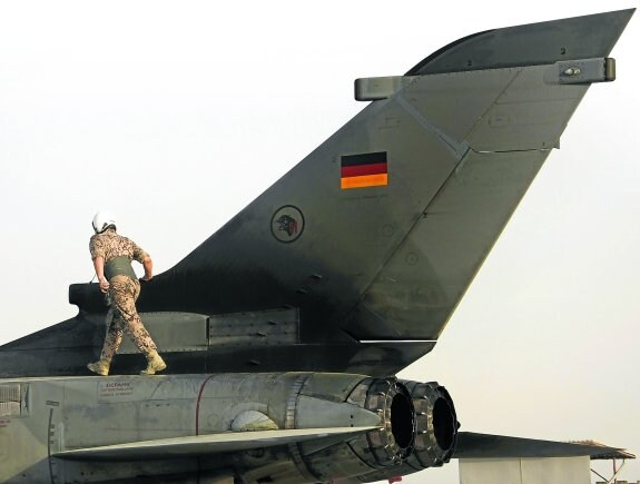 Cazabombarderos. Un soldado alemán prepara un avión del tipo Tornado en una base militar. :: reuters