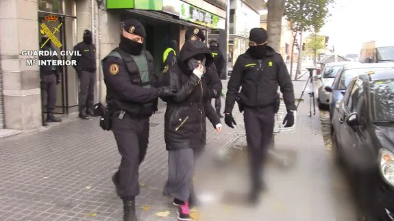 Guardias civiles trasladan a la mujer detenida el pasado sábado en Granollers. :: reuters