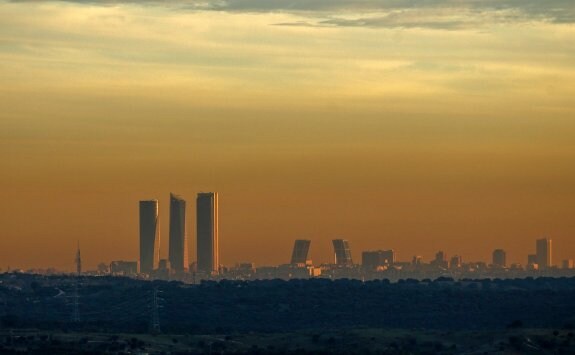 Vista de la contaminación atmosférica ayer por la tarde en Madrid. :: Oscar del Pozo