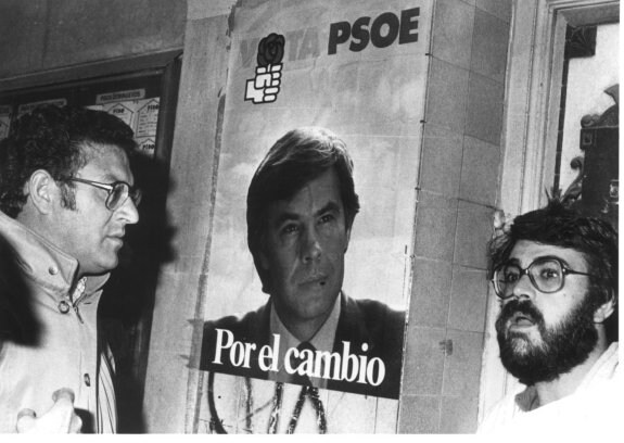 Carmelo Fernández y Ángel Martínez Sanjuán, en una pegada de carteles de 1982. :: la rioja