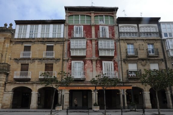 Las obras del hotel de dos estrellas mantendrán la fachada de ladrillo rojo y los miradores. :: c.v.