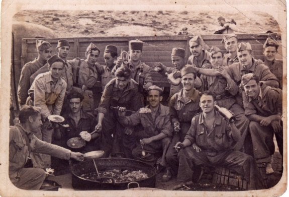 Soldados apurando el rancho. 