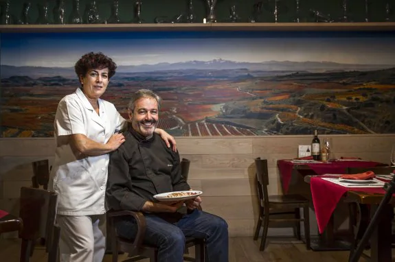 Isabel del Valle y Victorino Galilea, reponsables del Mesón Jabugo, un espacio para disfrutar del hecho de comer y de beber. :: justo rodríguez