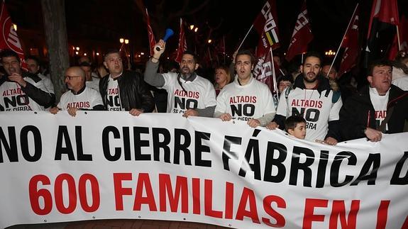 Cuatro mil personas arropan en la calle a los afectados por el cierre de Altadis