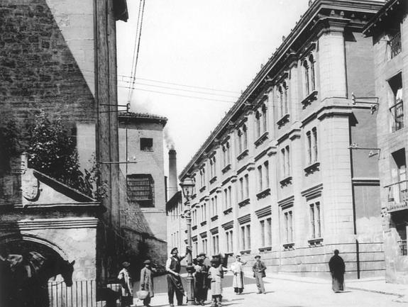 Vista antigua de la fábrica de Tabacalera en la calle Portales de Logroño. 