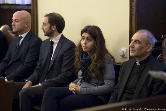 Francesca Chaouqui y Lucio Ángel Vallejo Balda comparten banquillo en el juicio por el caso 'Vatileaks' . :: l'osservatore romano