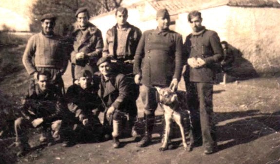 Camilo José Cela -segundo por la izquierda, de pie-, en el Frente de Aragón en 1937, días antes de resultar herido en los Monegros . :: L.R.