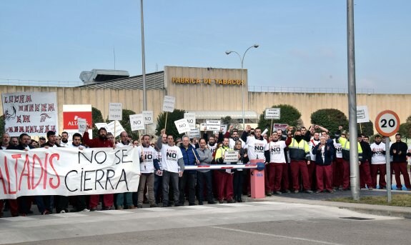 Los trabajadores del turno de mañana, durante su protesta en los accesos a la planta de Altadis de El Sequero. :: miguel herreros
