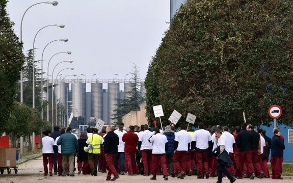 Los trabajadores de Altadis regresan a sus puestos de trabajo después de un acto de protesta. :: Miguel Herreros