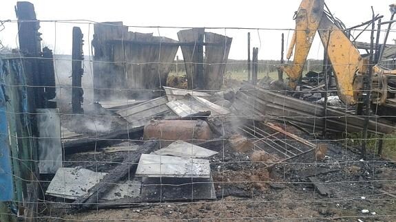 Incendio en un pabellón agrícola en Rincón de Soto